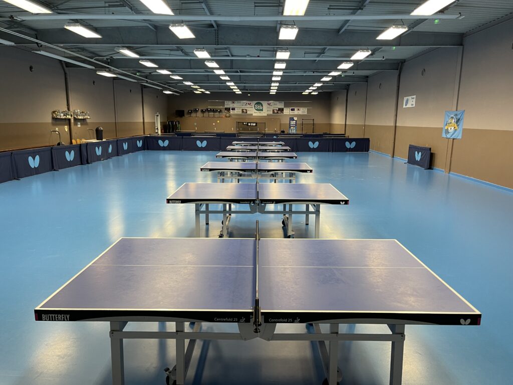 Salle de tennis de table TopSpin à Saint-Sébastien-sur-Loire, avec ses tables alignées