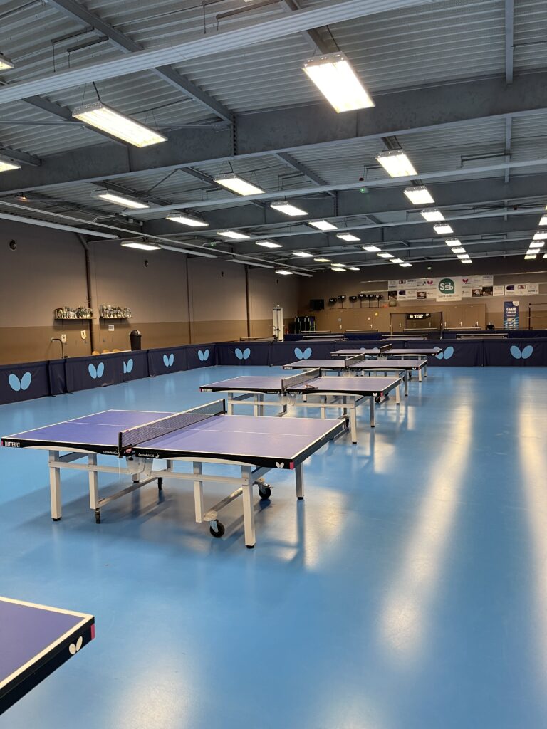 Vue d'ensemble de la salle de tennis de table TopSpin